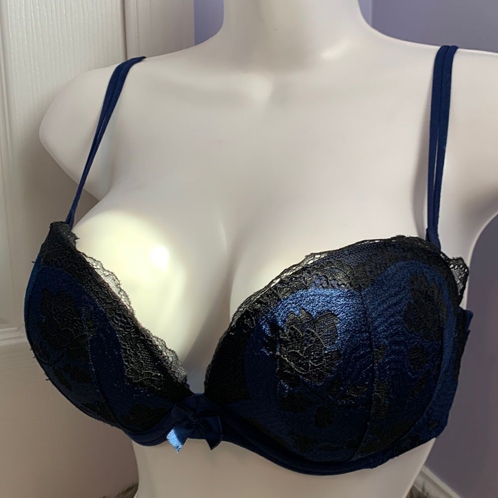 Victoria’s Secret Lined Lace Strapless Push Up Bra 32DD